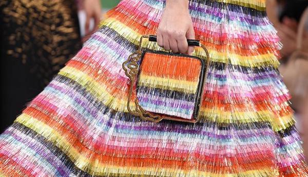 Наиболее красочные сумки Парижской Недели моды Haute Couture