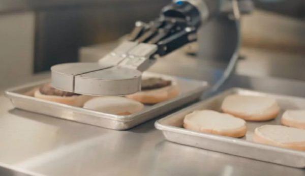 Роботизированный продавец гамбургеров теперь трудится в США